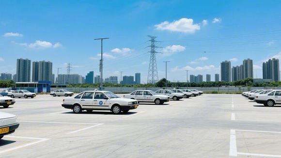 华发驾校大门