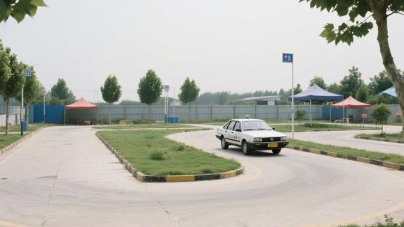 和平驾校大门